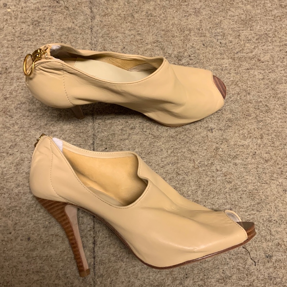 MAX STUDIO Buttery Soft Leather Peep Toe Heels / Pumps in Nude Beige sz 7.5